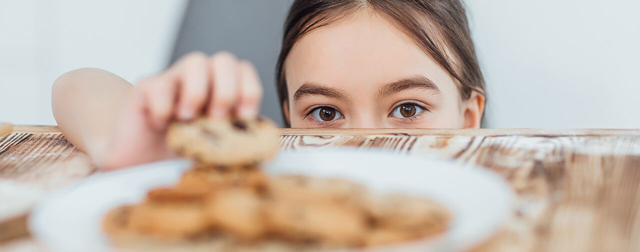 Моя 14-летняя дочь постоянно ест сладости. Это ей навредит?