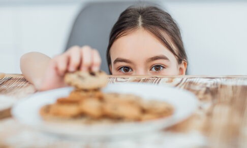 Моя 14-летняя дочь постоянно ест сладости. Это ей навредит?