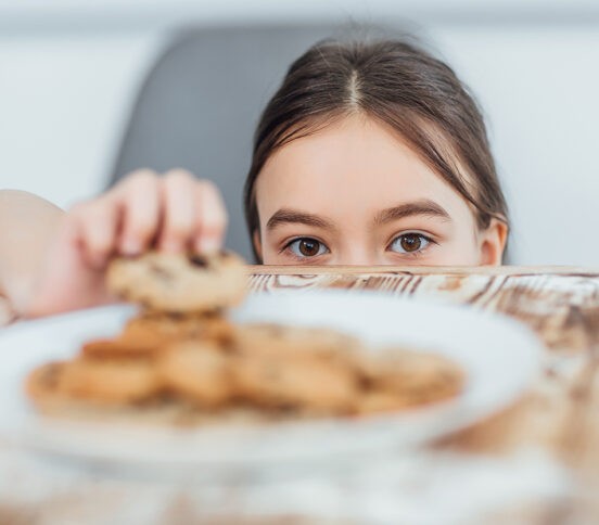 Моя 14-летняя дочь постоянно ест сладости. Это ей навредит?