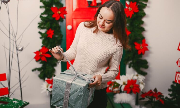 Книги, сладости и ностальгия: что дарят россияне на Новый год