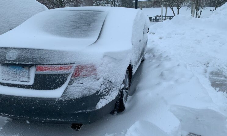 Сильный снегопад накрыл Москву, в аэропортах задержали десятки рейсов