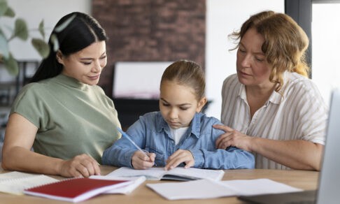 Классный руководитель уволился в середине учебного года. Что делать родителям?