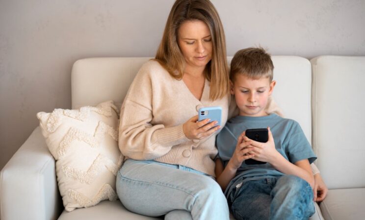Опрос: 84% россиян следят за жизнью своих детей в соцсетях