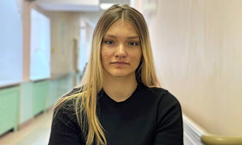 Настя упала с восьмого этажа