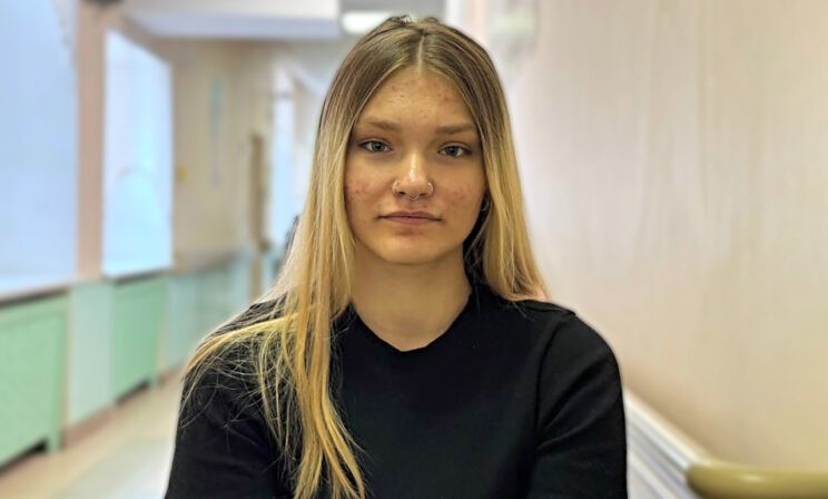 Настя упала с восьмого этажа