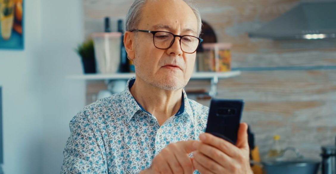 Шлем от мошенников: российские ученые создали стимулятор критического мышления