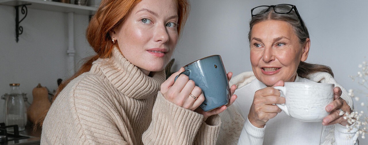 «Дверь в комнату не закрывается, но мама не вмешивается в нашу жизнь». Пары, которые живут с родителями