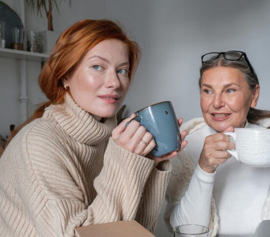 «Дверь в комнату не закрывается, но мама не вмешивается в нашу жизнь». Пары, которые живут с родителями