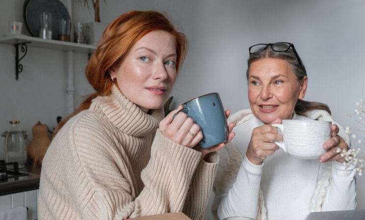 «Дверь в комнату не закрывается, но мама не вмешивается в нашу жизнь». Пары, которые живут с родителями