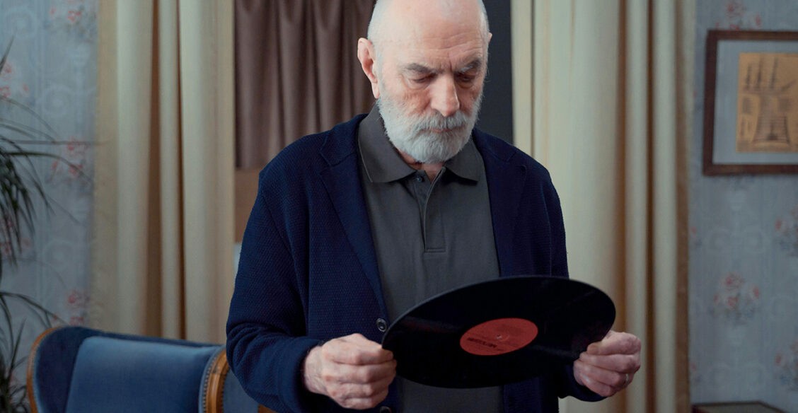 «Из-за болезни Альцгеймера он перестал говорить, но всегда подхватывал песню». Как музыка воздействует на мозг