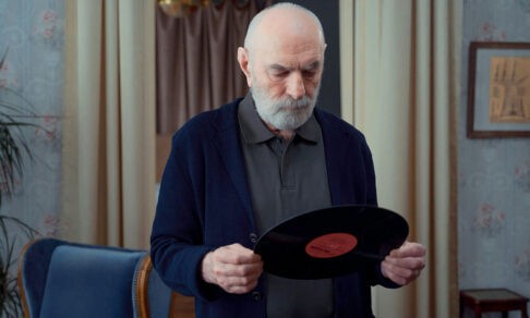 «Из-за болезни Альцгеймера он перестал говорить, но всегда подхватывал песню». Как музыка воздействует на мозг