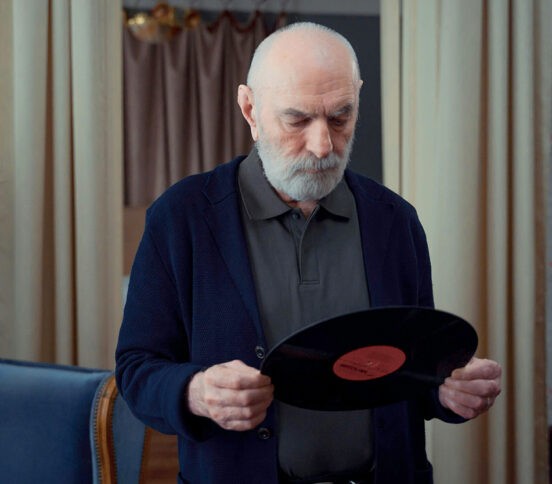 «Из-за болезни Альцгеймера он перестал говорить, но всегда подхватывал песню». Как музыка воздействует на мозг