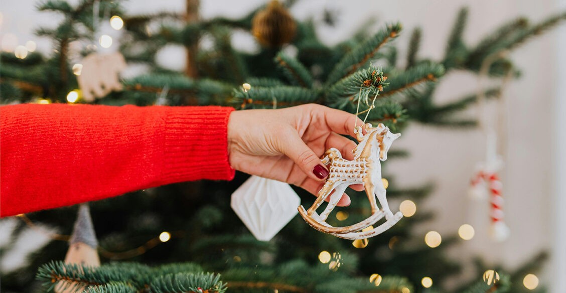 Советские игрушки, еловые ветки и алый конь. Украшаем дом к Новому году