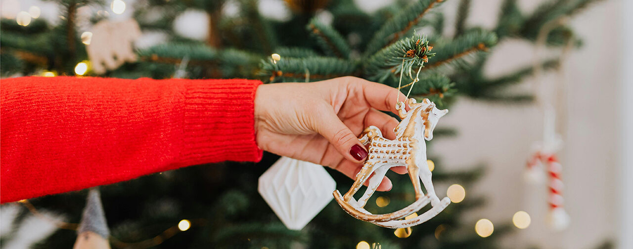 Советские игрушки, еловые ветки и алый конь. Украшаем дом к Новому году
