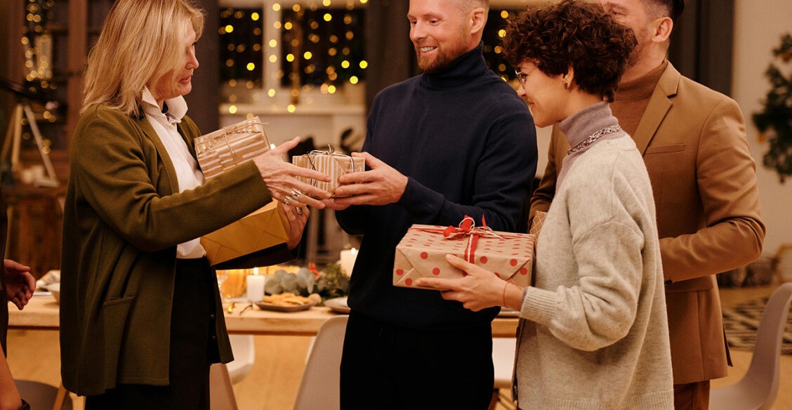 Что подарить человеку на Новый год, если мы не слишком близки?