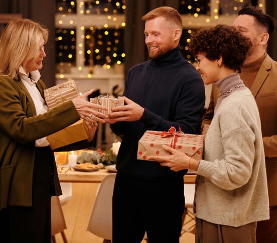 Что подарить человеку на Новый год, если мы не слишком близки?