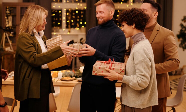 Что подарить человеку на Новый год, если мы не слишком близки?