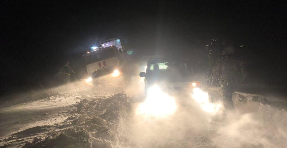 Ураган в Саратовской области: трассы перекрыты, люди застряли в снежном плену