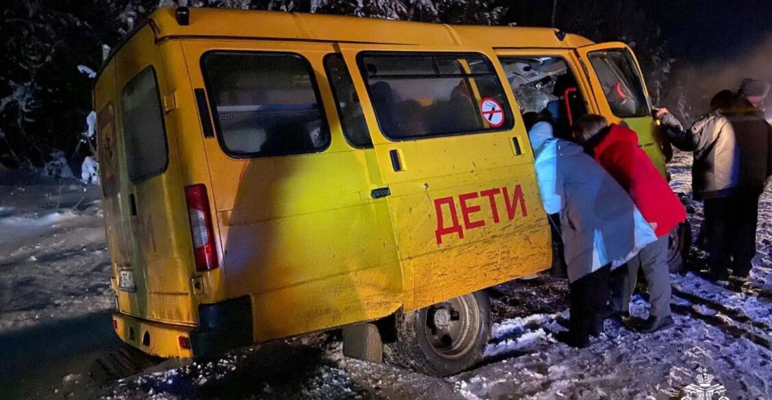 В аварии со школьным автобусом под Ижевском пострадали восемь детей