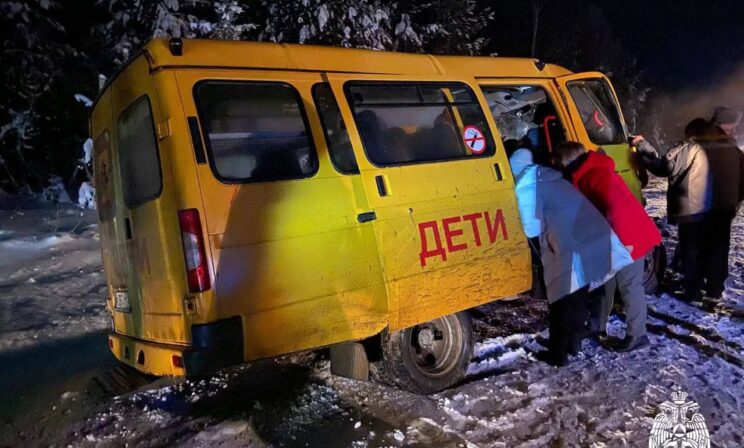 В аварии со школьным автобусом под Ижевском пострадали восемь детей