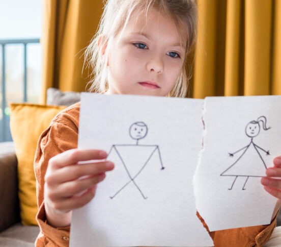 «Мы решили развестись, что сказать детям?» Инструкция от психолога Яны Катаевой