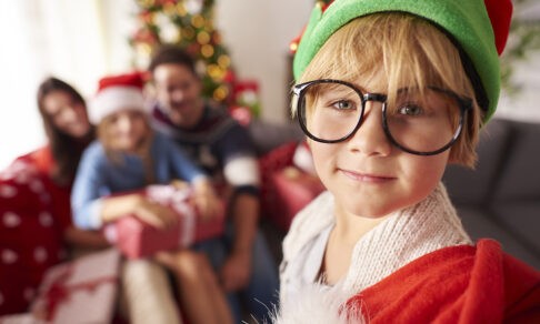 «20 родителей два дня спорят, какую конфету положить в подарок». Что творится в чатах перед Новым годом