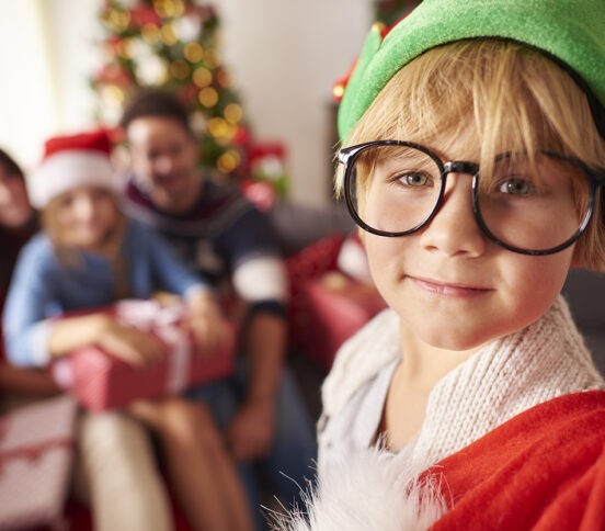 «20 родителей два дня спорят, какую конфету положить в подарок». Что творится в чатах перед Новым годом