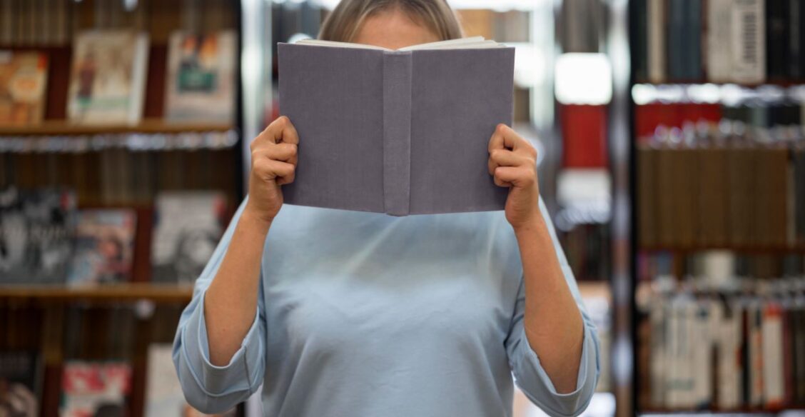 Книги Горького и Пелевина возглавили рейтинги самых «тревожных»