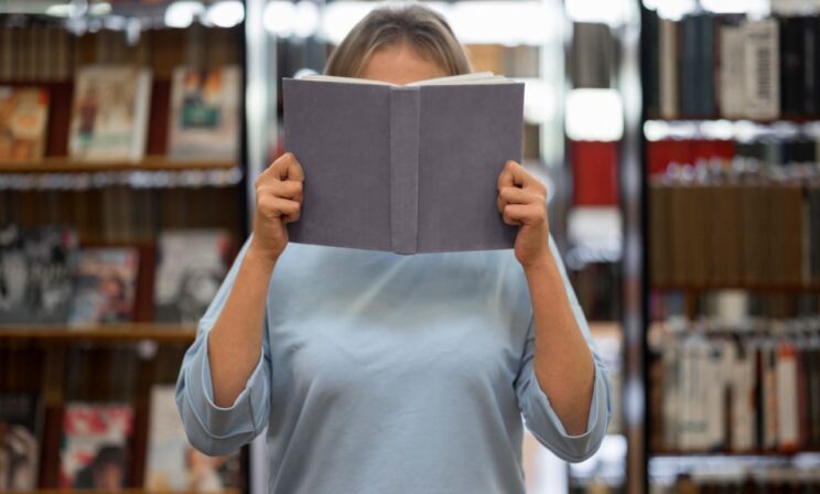 Книги Горького и Пелевина возглавили рейтинги самых «тревожных»