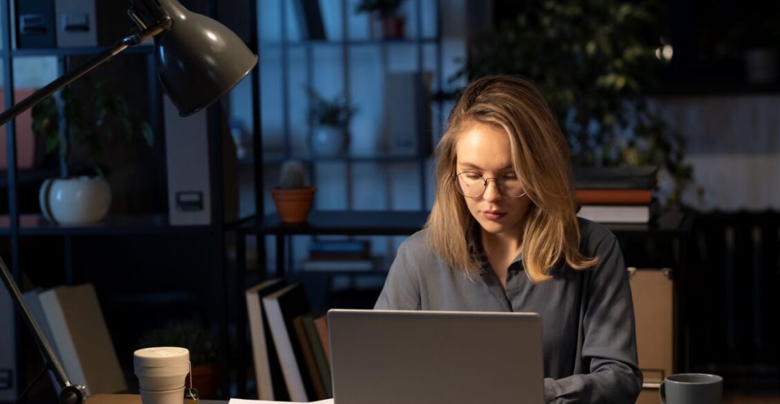 Число «экстремальных трудоголиков» в России упало до минимума за 10 лет