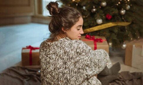 Человек остался один в Новый год. 5 сложных сценариев и план от психолога