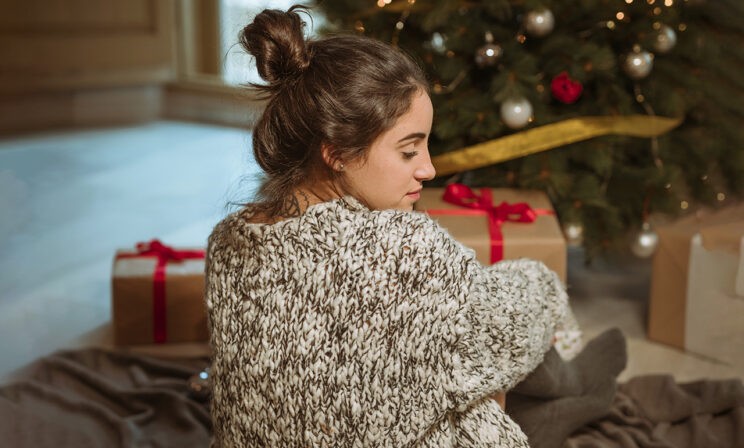 Человек остался один в Новый год. 5 сложных сценариев и план от психолога