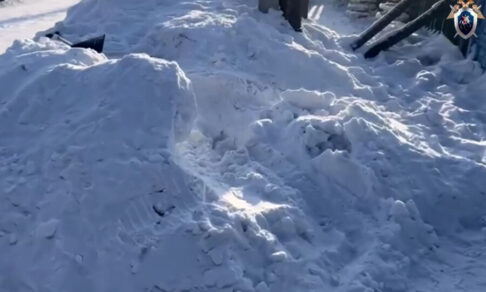 В Красноярском крае десятилетняя девочка погибла, копая тоннель в большом сугробе 