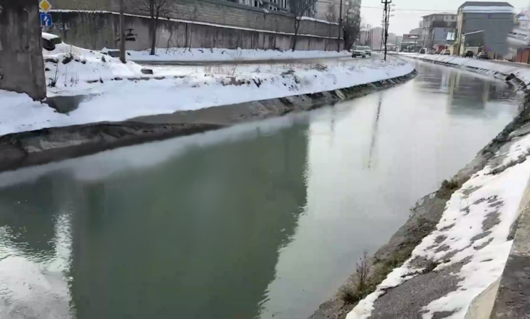 В Дагестане прохожие спасли женщину и ребенка из ледяного канала
