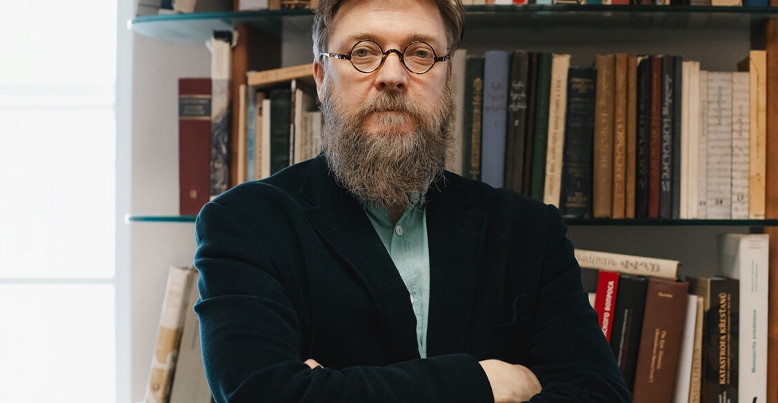 «Сказал таксисту, что работаю в Академии наук, а он воскликнул: “Бедненький!”». Филолог Алексей Муравьев