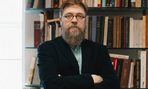 «Сказал таксисту, что работаю в Академии наук, а он воскликнул: “Бедненький!”». Филолог Алексей Муравьев