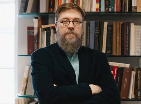 «Сказал таксисту, что работаю в Академии наук, а он воскликнул: “Бедненький!”». Филолог Алексей Муравьев