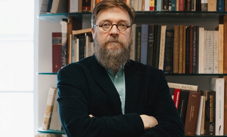 «Сказал таксисту, что работаю в Академии наук, а он воскликнул: “Бедненький!”». Филолог Алексей Муравьев