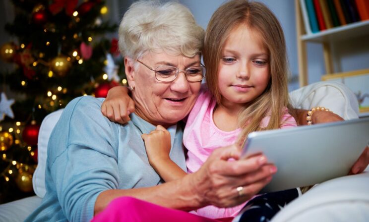 Ученые: общение с внуками замедляет старение мозга у пенсионеров