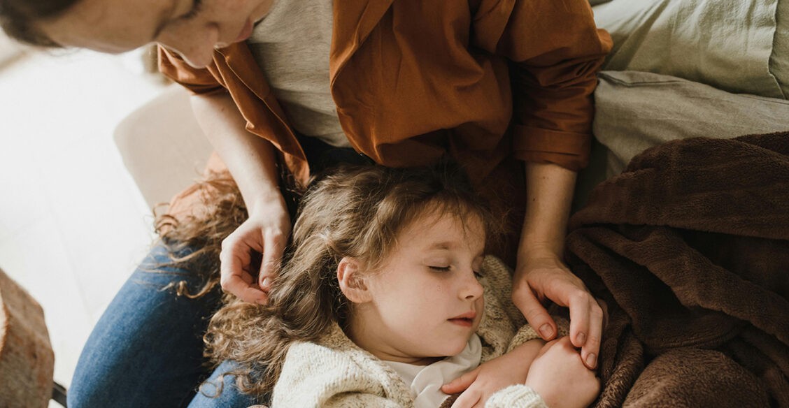 Дочь боится ходить в школу из-за недавних новостей. Как мне ее успокоить?