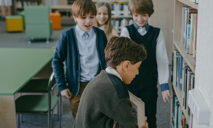 Ребенка дразнят одноклассники, учитель отмахнулся. Что делать