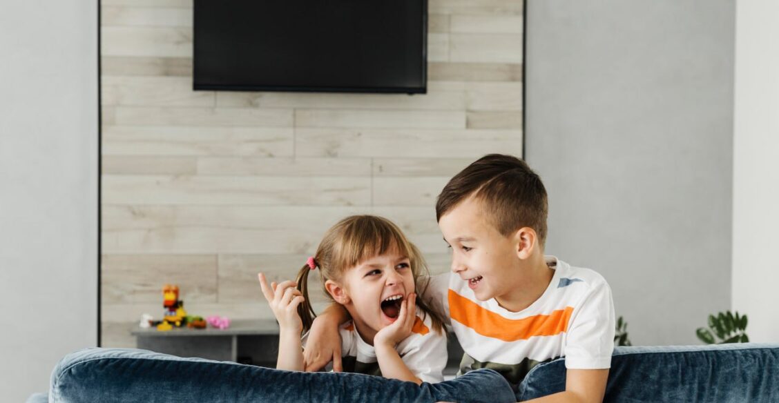 Исследование: 86 минут у экранов гаджетов в день тормозят речевое развитие детей