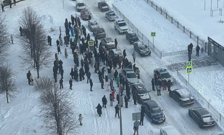 В школу в Татарстане ворвался подросток с оружием, ранена уборщица