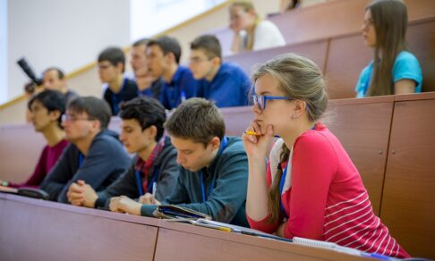 Рособрнадзор утвердил минимальные баллы ЕГЭ для выпускников 2026 года