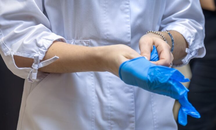 Шестеро младенцев из роддома Новокузнецка находятся в тяжелом состоянии в реанимации