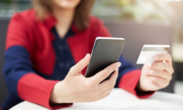 Российские банки блокируют карты за некоторые комментарии к переводам