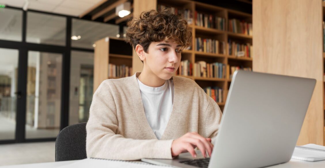 В российских вузах не видят угрозы в написании дипломов с помощью нейросетей