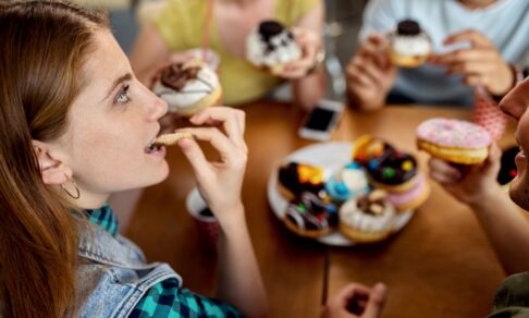 Исследование: мнение друзей помогает бороться с тягой к сладкому у молодежи