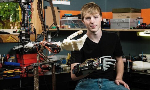 Школьник в 14 лет начал собирать протезы рук. И устроился на работу в NASA