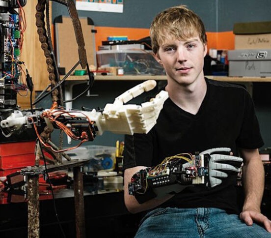 Школьник в 14 лет начал собирать протезы рук. И устроился на работу в NASA